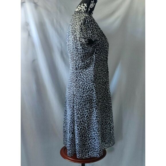 MSK Petite Animal Print Fit & Flare Dress Short Sleeve V-Neck Black/White Size 6 - Picture 3 of 11